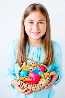 Paskalya yumurtası ile kız