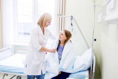 Bir doktor ile hasta