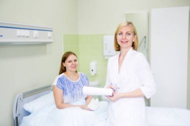 Bir doktor ile hasta