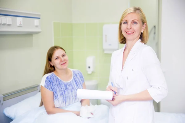 Paciente con un médico — Foto de Stock