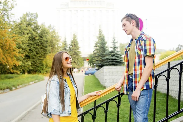 Adolescenti che camminano fuori — Foto Stock