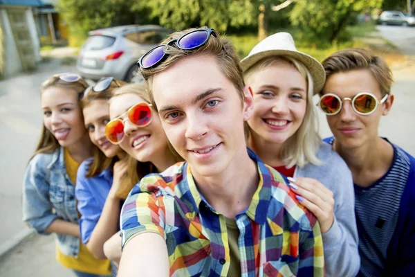 Adolescentes andando fora — Fotografia de Stock