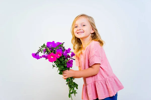 Kleines Mädchen mit Blumen — Stockfoto