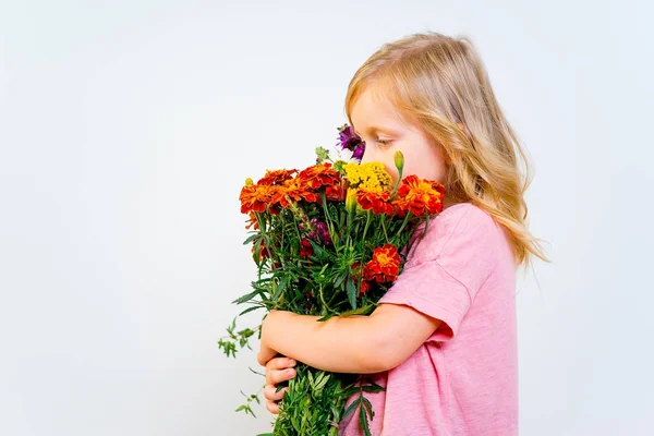 Kleines Mädchen mit Blumen — Stockfoto