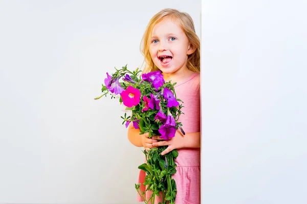 Kleines Mädchen mit Blumen — Stockfoto