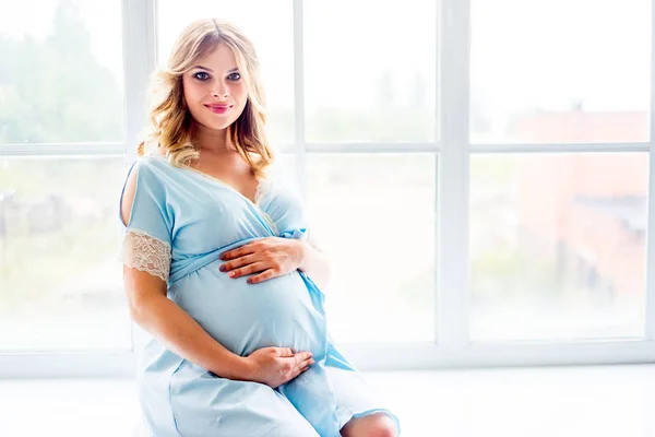 Una mujer embarazada — Foto de Stock