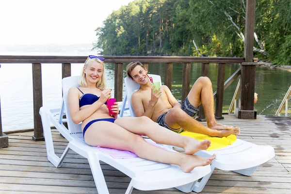 Casal na praia — Fotografia de Stock