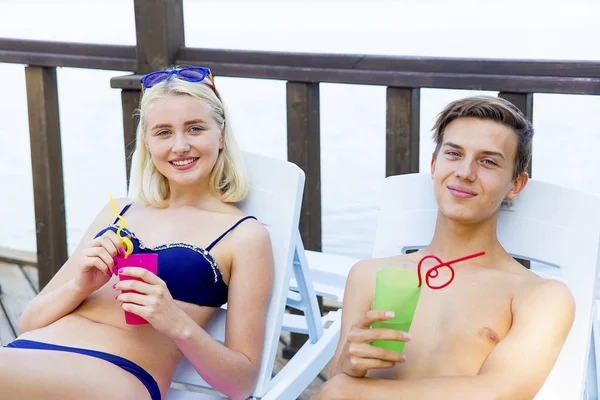 Pareja en una playa — Foto de Stock