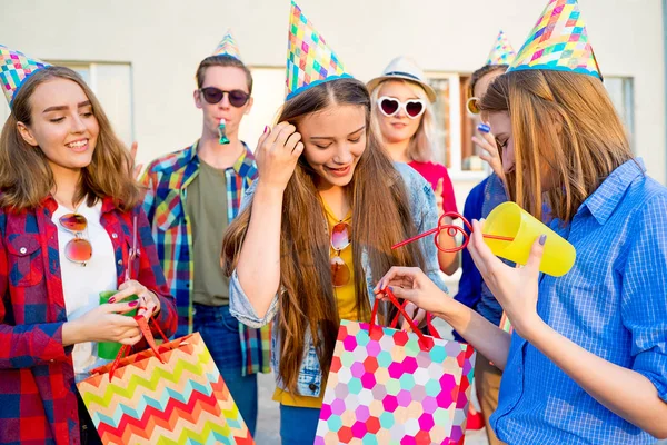 Adolescentes dando uma festa — Fotografia de Stock