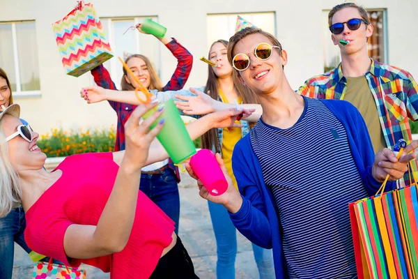 Adolescentes teniendo una fiesta —  Fotos de Stock