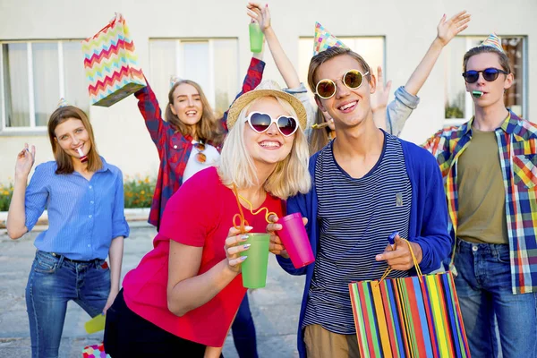 Adolescentes dando uma festa — Fotografia de Stock