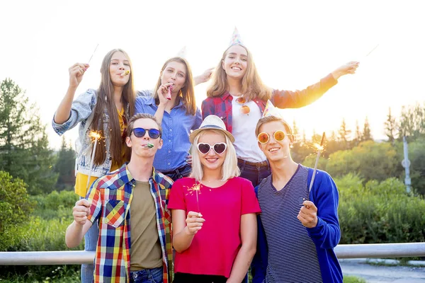 Adolescentes dando uma festa — Fotografia de Stock