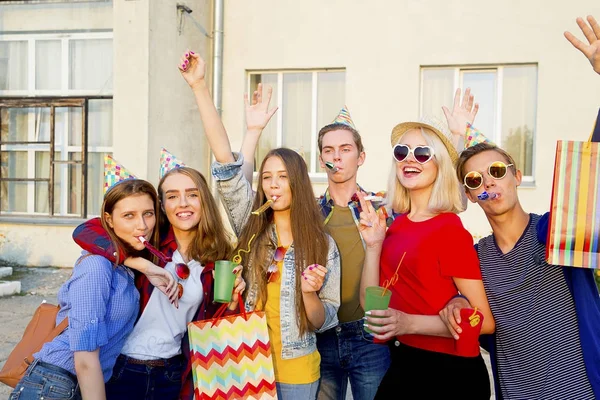 Adolescenti che hanno una festa — Foto Stock