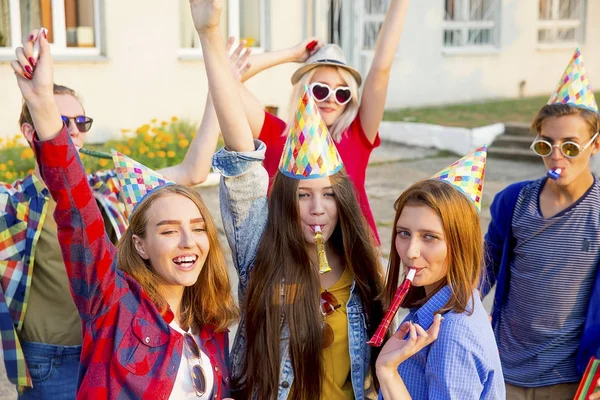 Adolescentes teniendo una fiesta —  Fotos de Stock