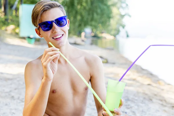 Par på en strand — Stockfoto