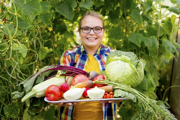 Bir serada çalışan kız