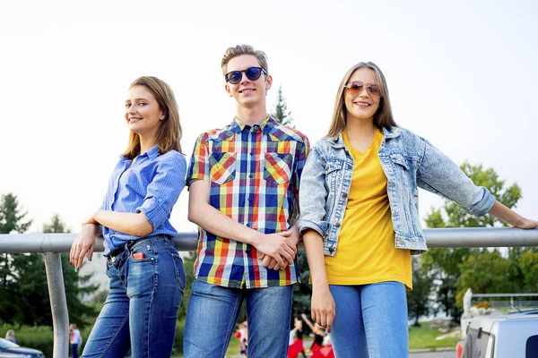 Adolescentes teniendo una fiesta — Foto de Stock