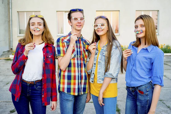 Adolescentes teniendo una fiesta — Foto de Stock