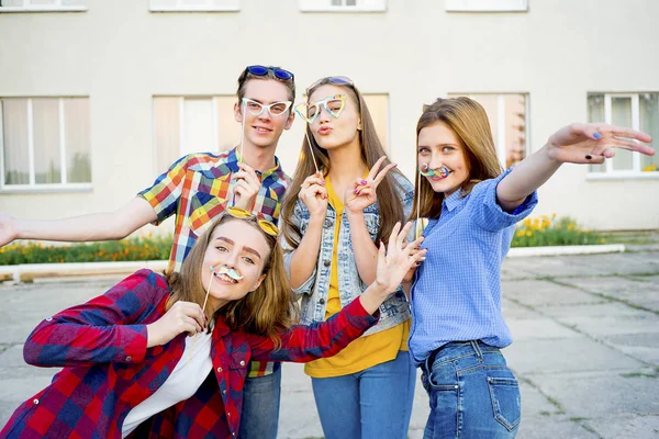 Adolescentes teniendo una fiesta —  Fotos de Stock