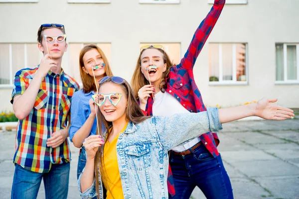 Adolescentes teniendo una fiesta — Foto de Stock
