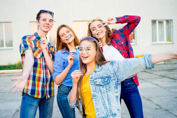 Adolescenti che hanno una festa — Foto Stock