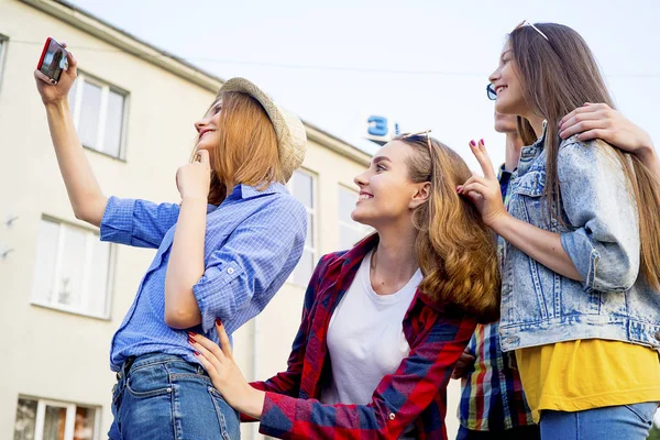 Adolescentes dando uma festa — Fotografia de Stock