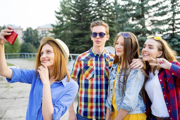 Jugendliche feiern eine Party — Stockfoto