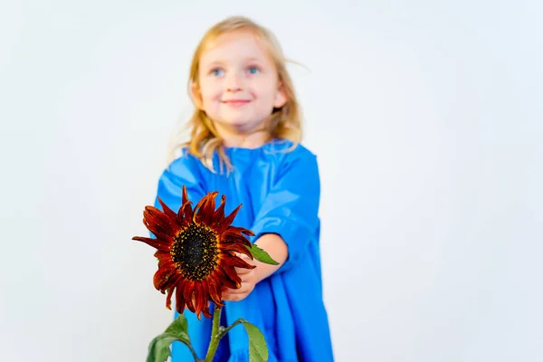 Kleines Mädchen mit Blumen — Stockfoto