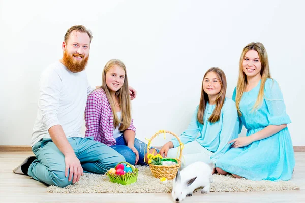 Familia celebrando la Pascua — Foto de Stock