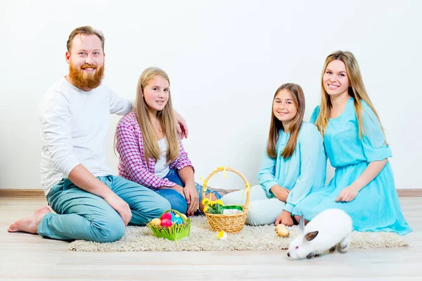 Familia celebrando la Pascua — Foto de Stock