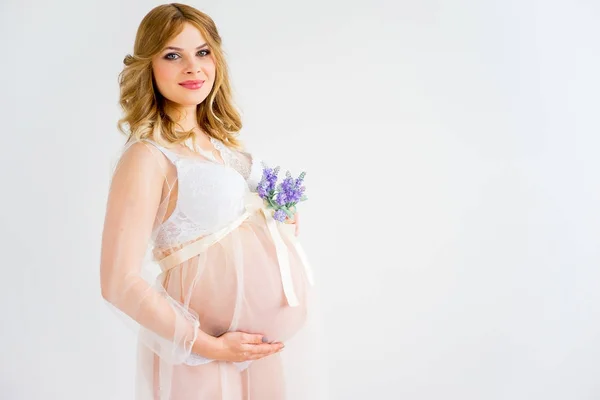 Una mujer embarazada — Foto de Stock