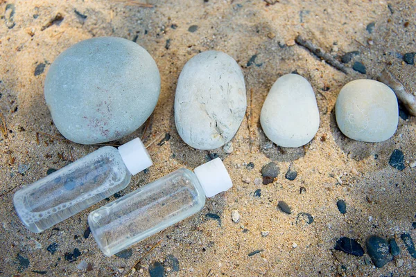 Muscheln und Seesterne auf Sand — Stockfoto