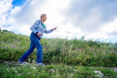 Yaşlı kadın dışında spor yapıyor