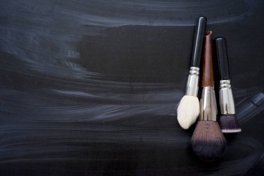 Koyu arka plan üzerinde kozmetik