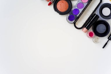 beyaz zemin üzerinde kozmetik