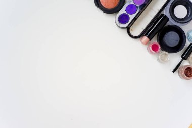 beyaz zemin üzerinde kozmetik