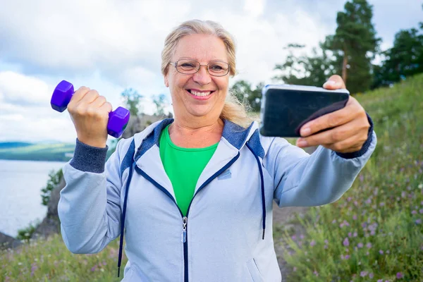 Ältere Frau treibt draußen Sport — Stockfoto