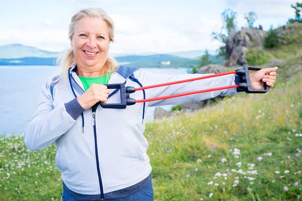 Mujer mayor haciendo deporte afuera — Foto de Stock