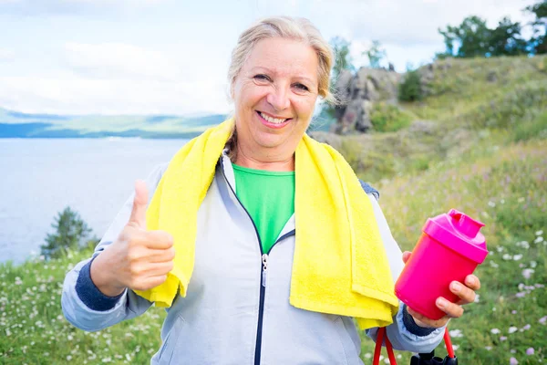 Bejaarde vrouw sport buiten doen — Stockfoto