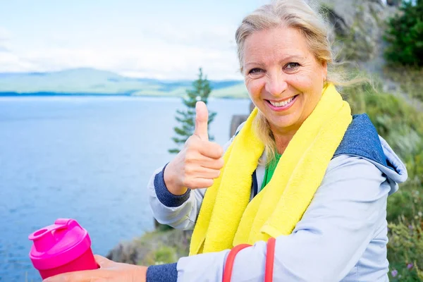 Bejaarde vrouw sport buiten doen — Stockfoto