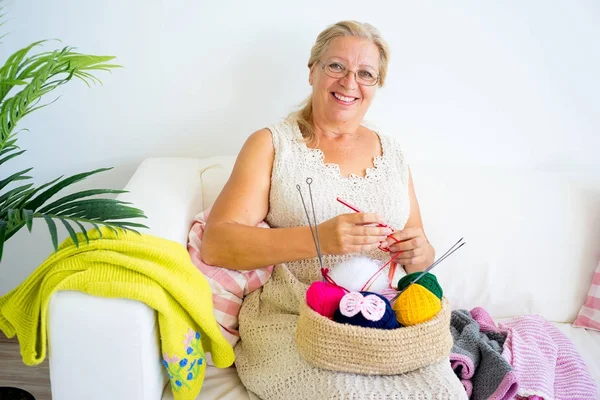 Oma strickt zu Hause — Stockfoto