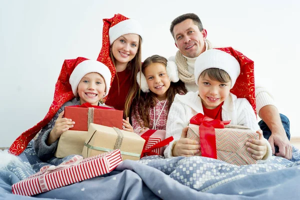 Rodzina świętuje Boże Narodzenie — Zdjęcie stockowe