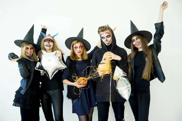 Mensen in kostuums van halloween — Stockfoto