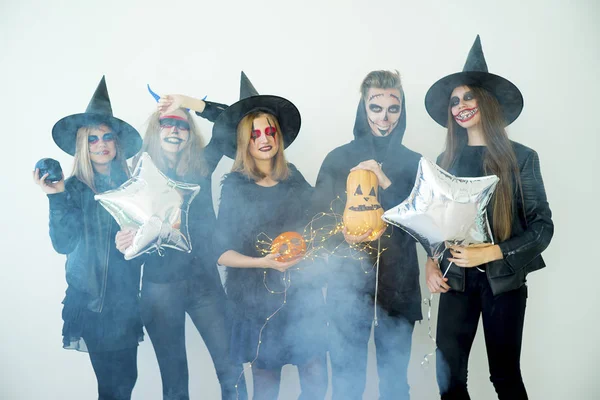 Mensen in kostuums van halloween — Stockfoto