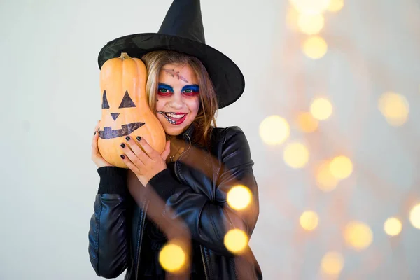 Mensen in kostuums van halloween — Stockfoto