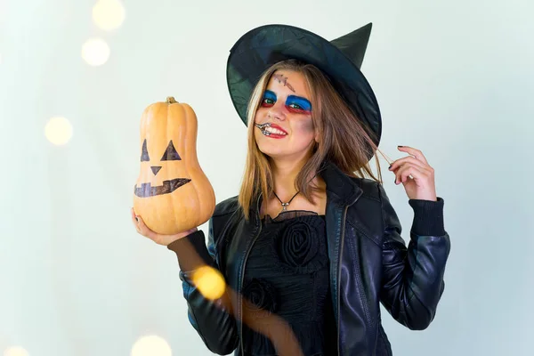 Personas en disfraces de Halloween — Foto de Stock