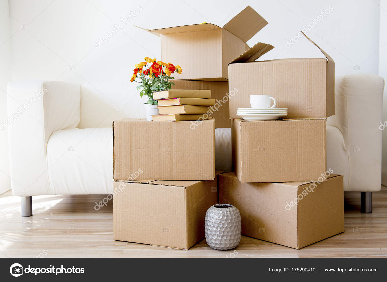 Kartonnen dozen - naar een huis ⬇ Stockfoto, rechtenvrije foto door © Lenanichizhenova #175290410