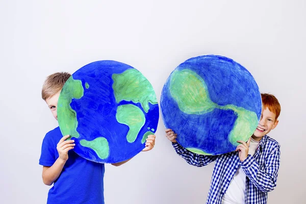 Bambini con un globo — Foto Stock