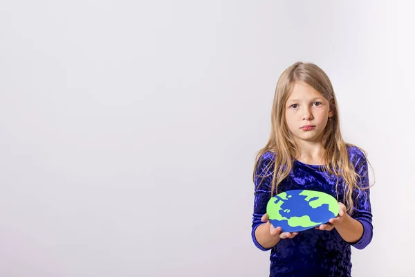 Kinder mit einer Weltkugel — Stockfoto