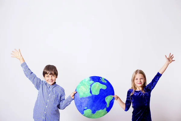 Bambini con un globo — Foto Stock